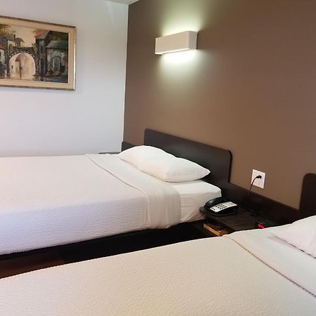 Joys Inn Innisfail, Ab Eksteriør bilde